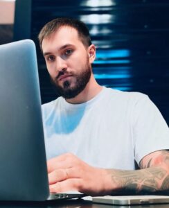 Equipa da Speed Agency, agência de serviços gráficos e estampagem personalizada no Porto. 